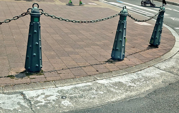 岡山県の歩道で、見慣れないものが…　見た光景に「知らなかった」「恐ろしや」