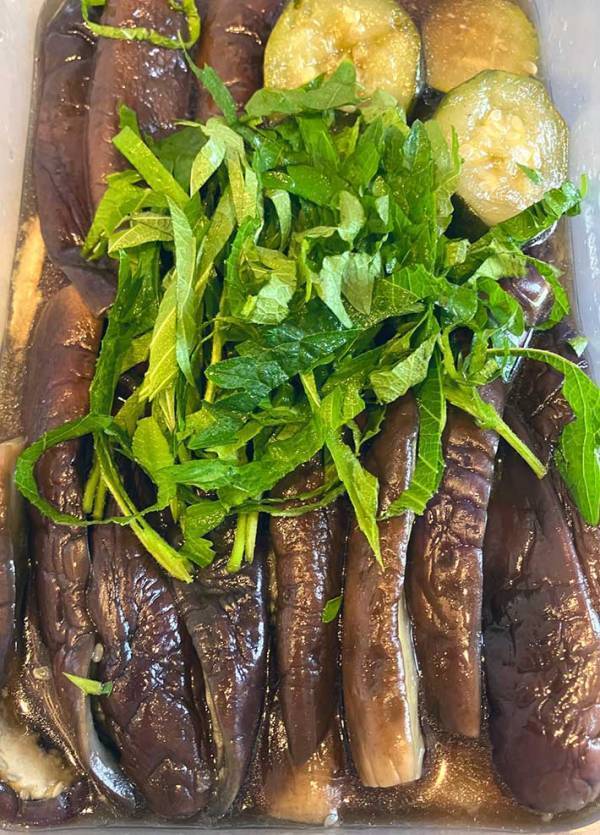 ナスを縦半分に切って…　農家の食べ方に「簡単でいい」「そうめんに合う」