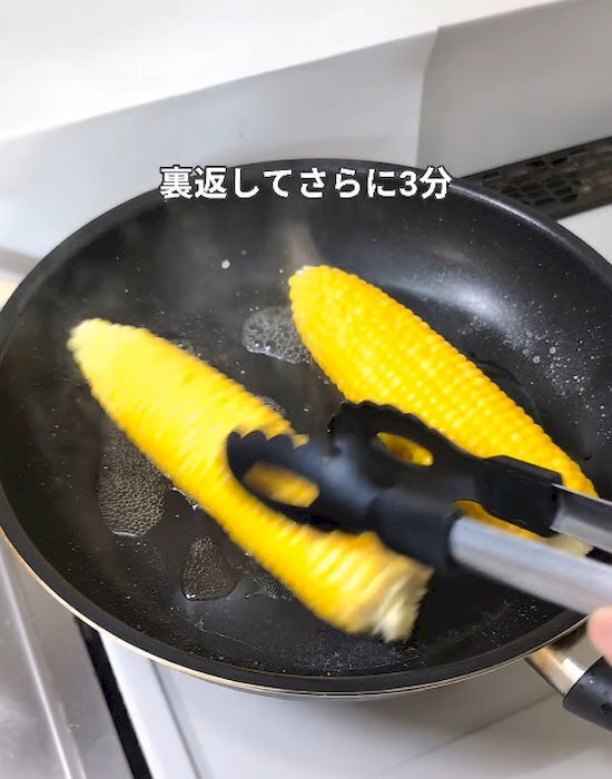 皮を少し残すだけで？　トウモロコシの調理テクに「ふっくらジューシー」「感動」