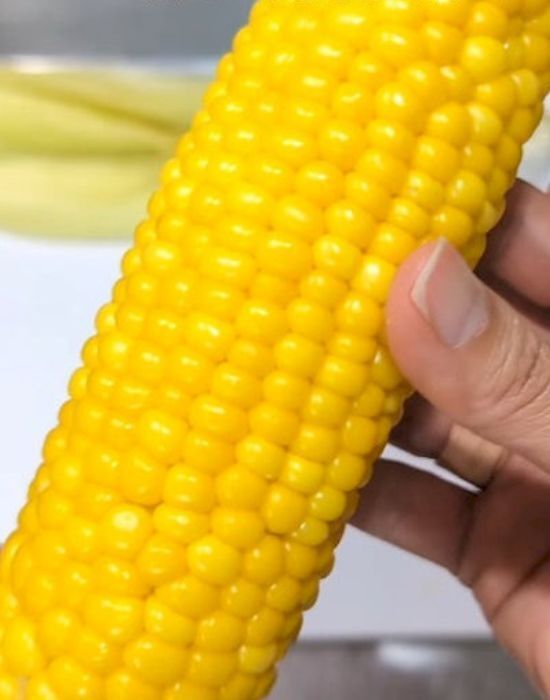 皮を少し残すだけで？　トウモロコシの調理テクに「ふっくらジューシー」「感動」