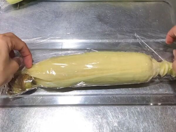 皮を少し残すだけで？　トウモロコシの調理テクに「ふっくらジューシー」「感動」