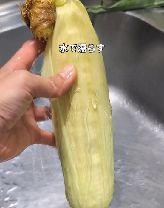 皮を少し残すだけで？　トウモロコシの調理テクに「ふっくらジューシー」「感動」