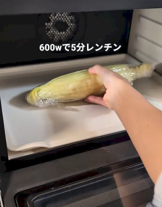 皮を少し残すだけで？　トウモロコシの調理テクに「ふっくらジューシー」「感動」