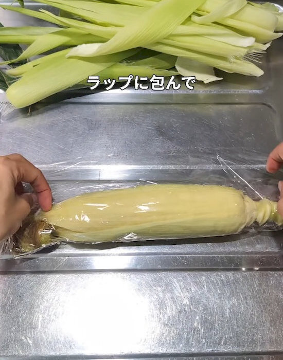 皮を少し残すだけで？　トウモロコシの調理テクに「ふっくらジューシー」「感動」