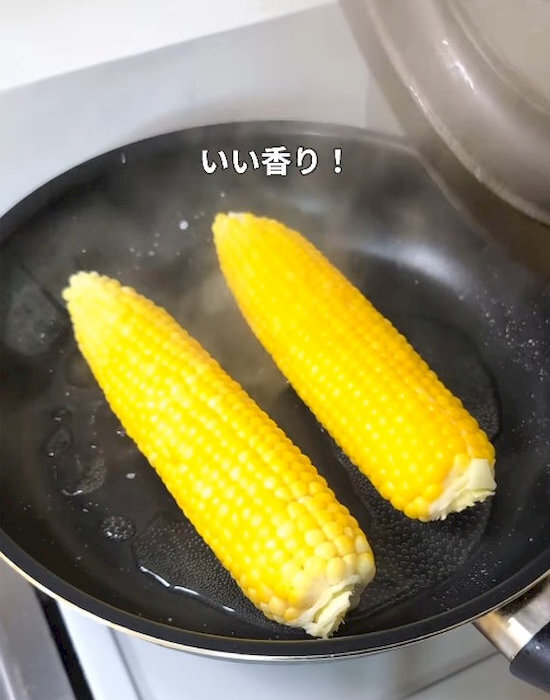 皮を少し残すだけで？　トウモロコシの調理テクに「ふっくらジューシー」「感動」