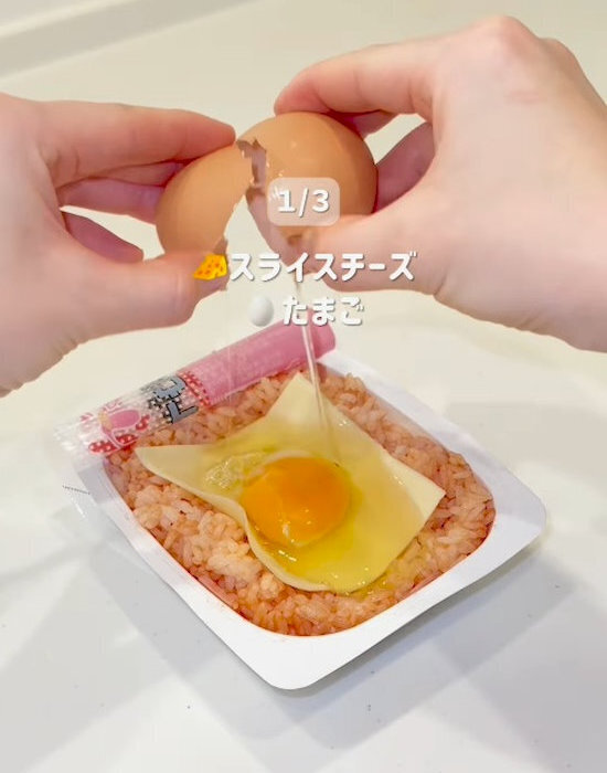 スプーンでくぼみを作って…　２分で完成するオムライスに「手抜きに見えない」