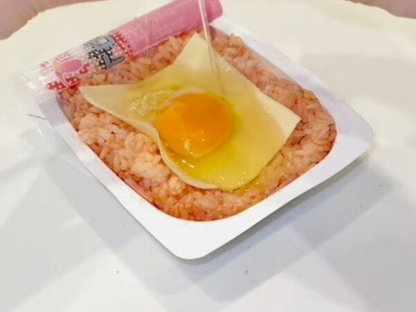 スプーンでくぼみを作って…　２分で完成するオムライスに「手抜きに見えない」