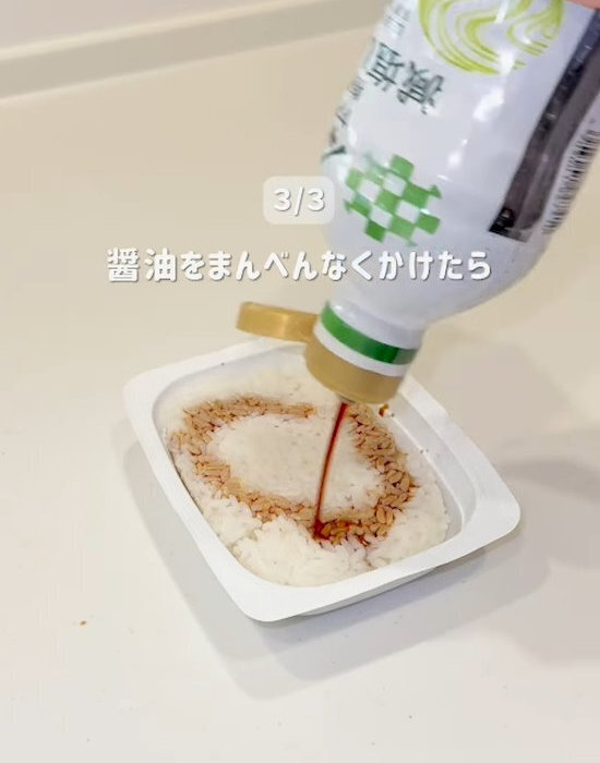 スプーンでくぼみを作って…　２分で完成するオムライスに「手抜きに見えない」