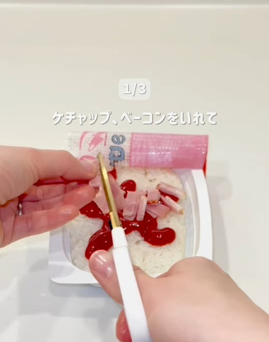 スプーンでくぼみを作って…　２分で完成するオムライスに「手抜きに見えない」