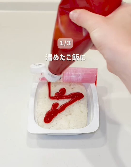 スプーンでくぼみを作って…　２分で完成するオムライスに「手抜きに見えない」