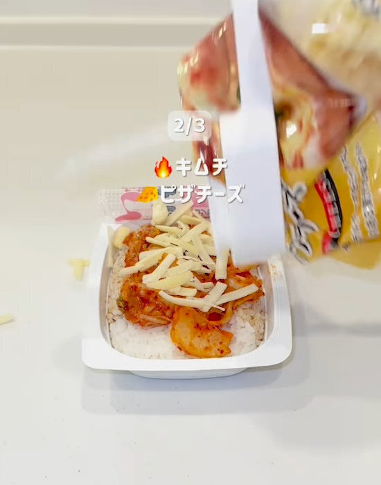 スプーンでくぼみを作って…　２分で完成するオムライスに「手抜きに見えない」