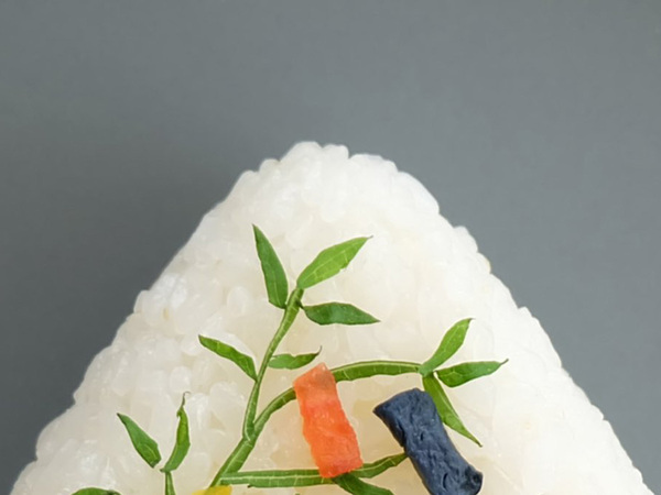 大葉を使った『おにぎり』　写真に「素敵すぎる」「食べるのがもったいない」