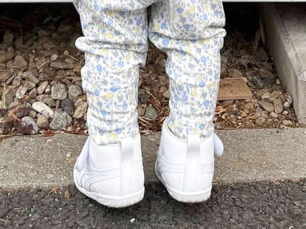 自販機の前で首を傾げる１歳児　とった行動に「天才かな？」「思わず二度見した」