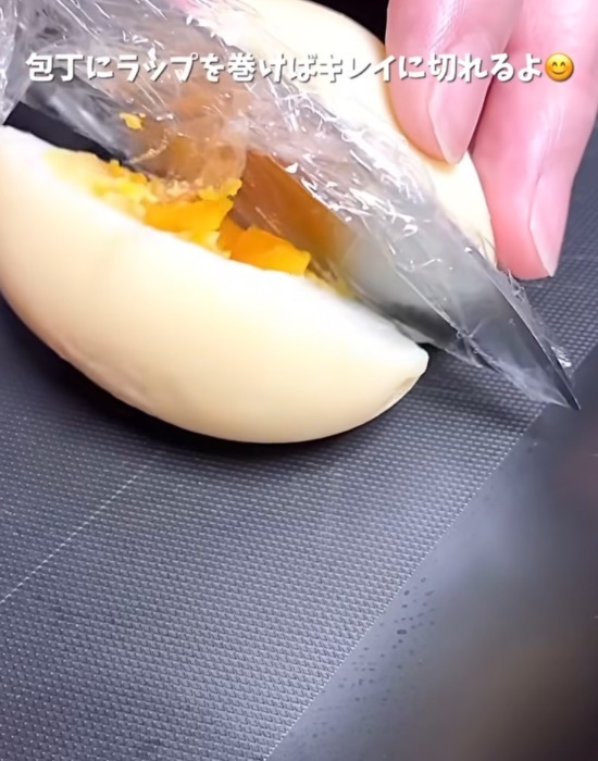卵１個をラップに流したら？　加熱後の見た目に「まさか」「これは使える」