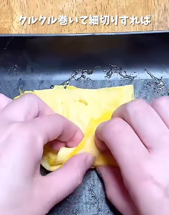 卵１個をラップに流したら？　加熱後の見た目に「まさか」「これは使える」