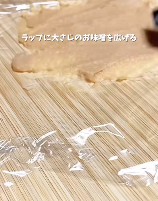 卵１個をラップに流したら？　加熱後の見た目に「まさか」「これは使える」