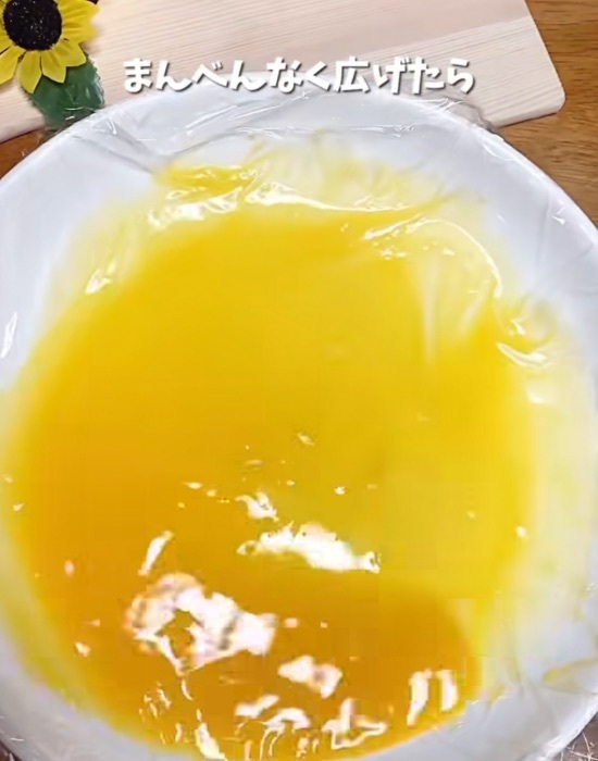 卵１個をラップに流したら？　加熱後の見た目に「まさか」「これは使える」