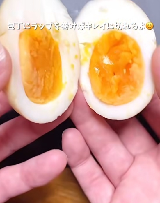 卵１個をラップに流したら？　加熱後の見た目に「まさか」「これは使える」