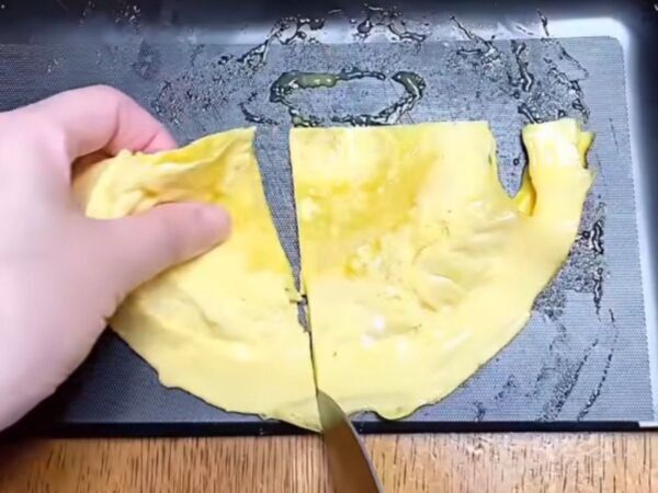 卵１個をラップに流したら？　加熱後の見た目に「まさか」「これは使える」