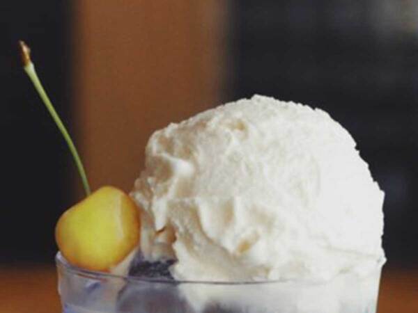 吸い込まれそうな青…　喫茶店のクリームソーダに「美しい」「眼福です」