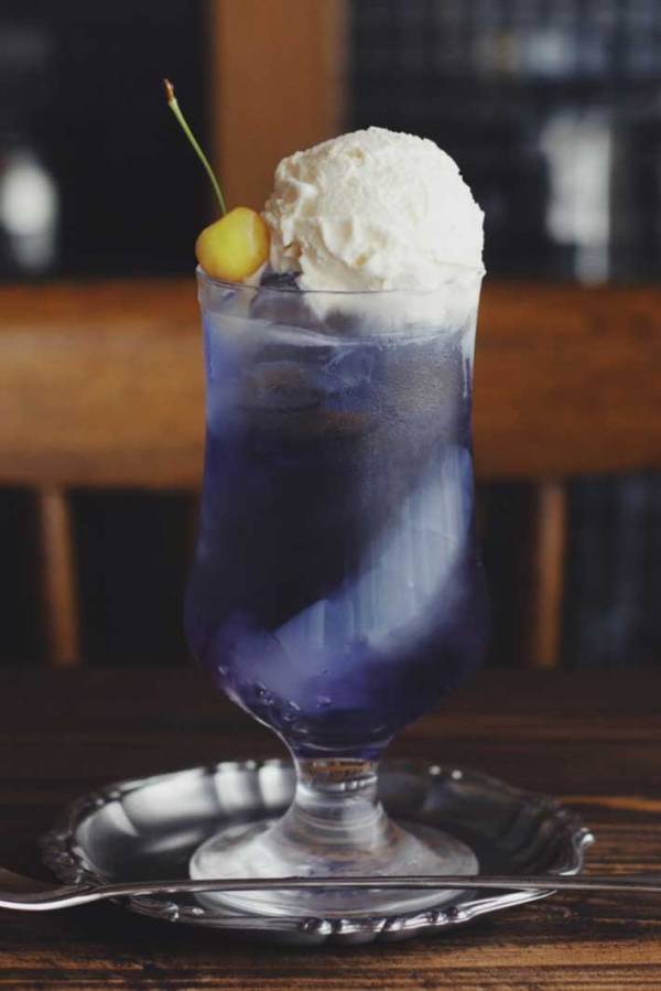 吸い込まれそうな青…　喫茶店のクリームソーダに「美しい」「眼福です」