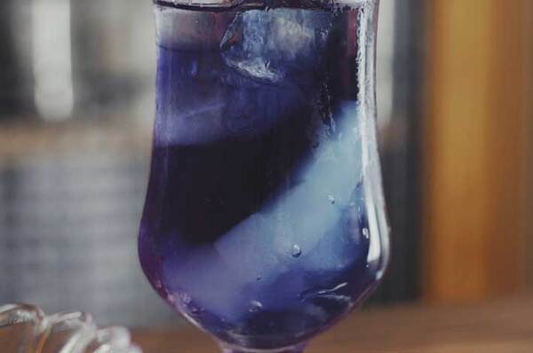 吸い込まれそうな青…　喫茶店のクリームソーダに「美しい」「眼福です」