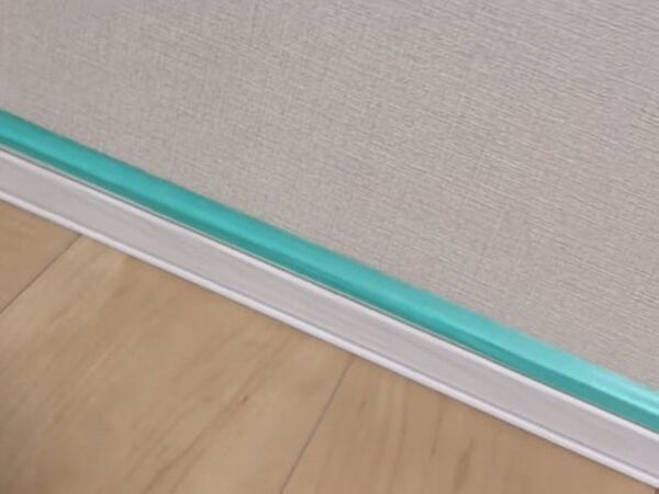 巾木にテープを貼ったら…　半年後の光景に「え、こうなるの？」「知らなかった」