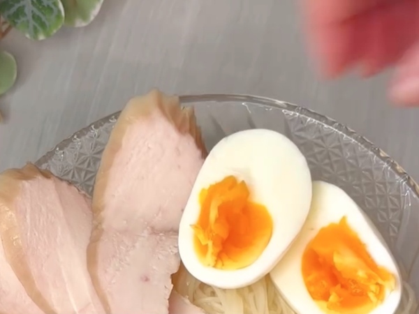 ニンニクをちょい足ししたら？　冷たいそうめんが別物に！　「夏ずっと食べる」「最高だった」