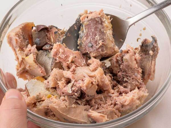 キュウリとサバ缶を使って？　火を使わずできる一品に「簡単で最高」「今すぐに作る」