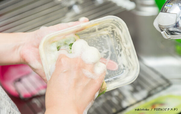 タッパーに付いたカレーの落とし方は？　企業に教える３つの方法