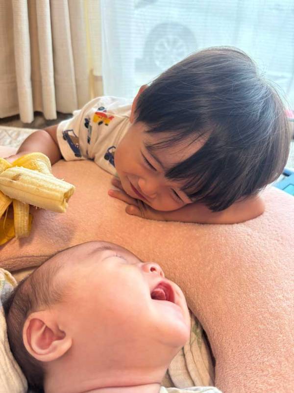 母親「兄だと分かってる」　赤ちゃんの表情に「最高」「とろけてる」