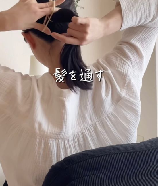 「結び跡がない！」　ねじるだけで印象変わる髪のまとめ方