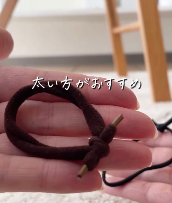 「結び跡がない！」　ねじるだけで印象変わる髪のまとめ方