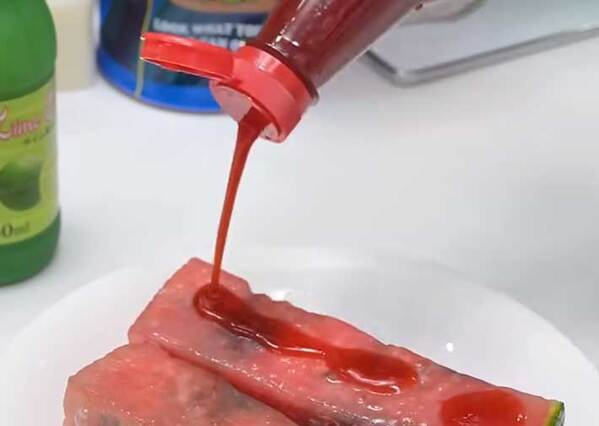 スイカにキャンディーを巻く？　変わった食べ方に「味が気になる」「すごい」