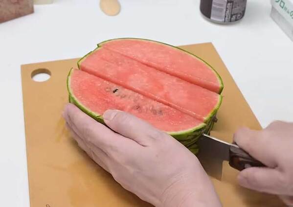スイカにキャンディーを巻く？　変わった食べ方に「味が気になる」「すごい」