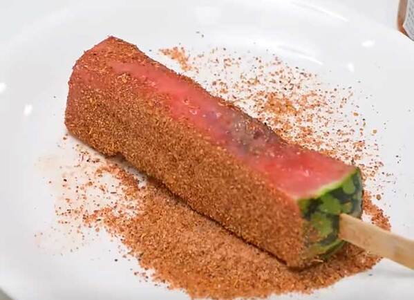 スイカにキャンディーを巻く？　変わった食べ方に「味が気になる」「すごい」