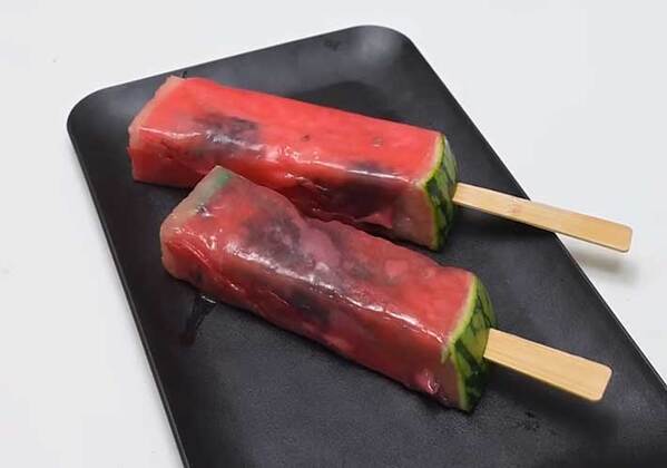 スイカにキャンディーを巻く？　変わった食べ方に「味が気になる」「すごい」