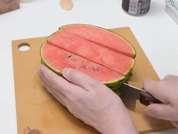 スイカにキャンディーを巻く？　変わった食べ方に「味が気になる」「すごい」