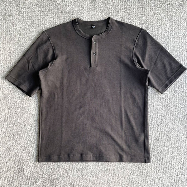 「色違いで３枚買った」「毎日着たい」　ユニクロの『1990円Tシャツ』は１枚でサマになる