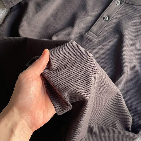 「色違いで３枚買った」「毎日着たい」　ユニクロの『1990円Tシャツ』は１枚でサマになる