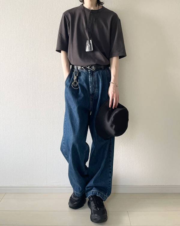 「色違いで３枚買った」「毎日着たい」　ユニクロの『1990円Tシャツ』は１枚でサマになる