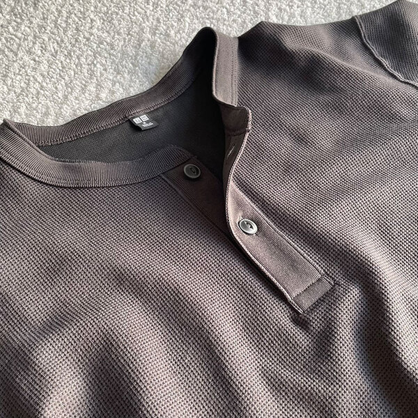 「色違いで３枚買った」「毎日着たい」　ユニクロの『1990円Tシャツ』は１枚でサマになる