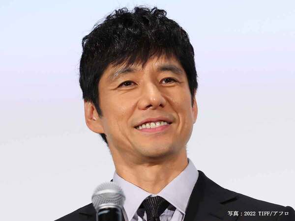 西島秀俊の横に…　鏡越しにピースする２人に「情報量が多い！」「最高すぎる」