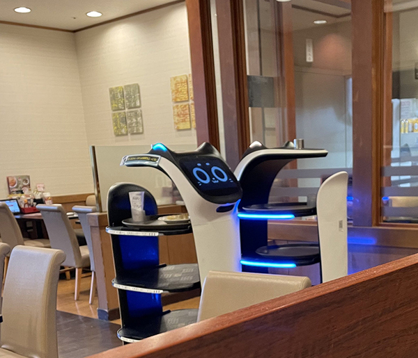 猫型配膳ロボットの『ケンカ』が話題に　写真に「めっちゃ笑った」「遭遇したい」