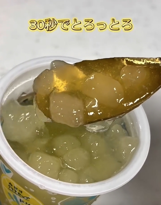 アイスボックスに注いで３０秒　起きた変化に「天才かも」「子どもも喜ぶ」