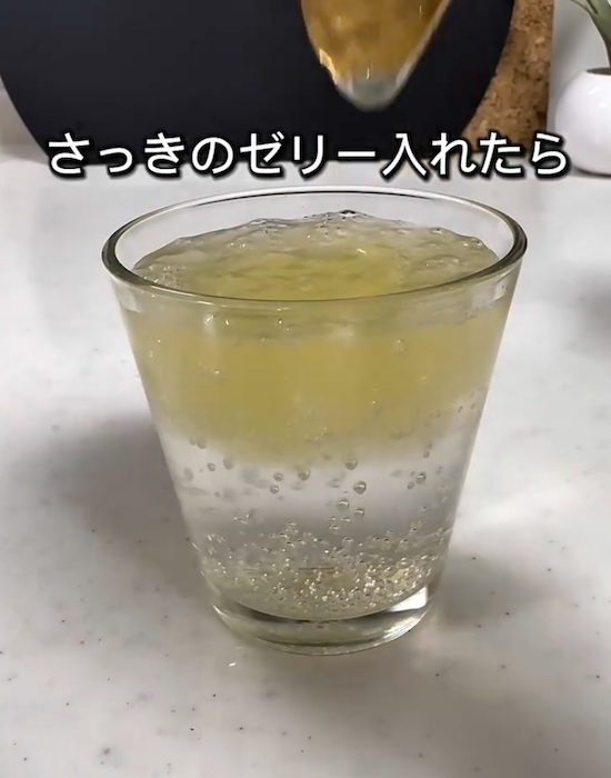 アイスボックスに注いで３０秒　起きた変化に「天才かも」「子どもも喜ぶ」