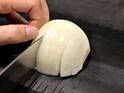 切る前に『ひと手間』を　タマネギが崩れない工夫に「やってみる」「助かる」