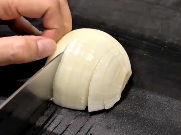 切る前に『ひと手間』を　タマネギが崩れない工夫に「やってみる」「助かる」