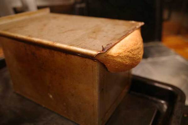 「型からあふれて垂れてしまった」　完成したパンがこちら