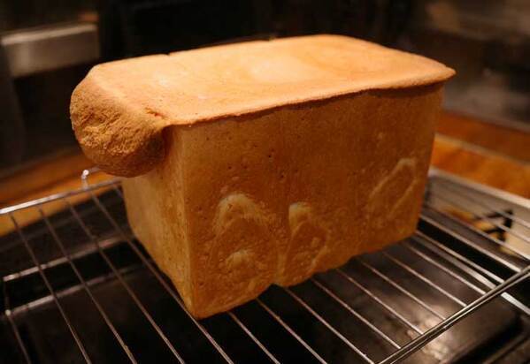 「型からあふれて垂れてしまった」　完成したパンがこちら